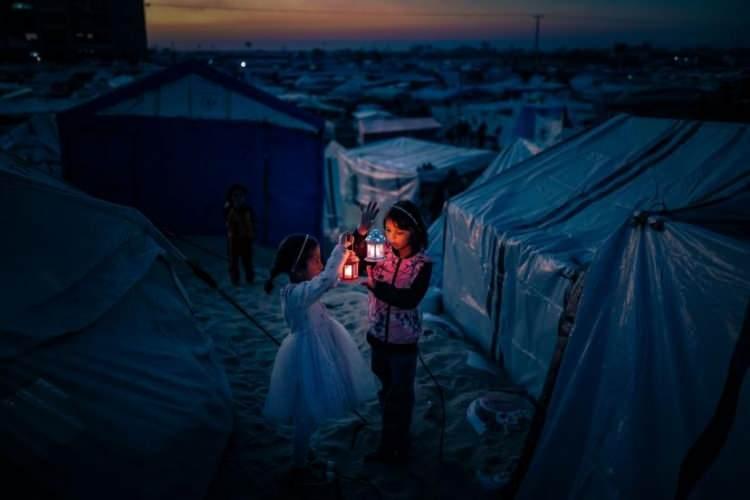 <p>29 Şubat'ta Gazze'nin Rafah kentinde, Tel al-Sultan b&ouml;lgesine sığınan Filistinli &ccedil;ocuklar, kutsal İslami Ramazan ayı &ouml;ncesinde &ccedil;adırlarını fenerlerle s&uuml;sl&uuml;yorlar.&nbsp;<span style="color:rgb(163 165 169/var(--tw-text-opacity))">Belal Khaled&mdash;Anadolu/Getty Images</span></p>

<p>&nbsp;</p>
