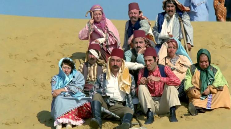 <p>Yönetmenliğini <strong>Kartal Tibet</strong>'in yaptığı 1976 yapımı filmin başrollerini <strong>Şener Şen</strong>, <strong>Müjde Ar</strong>, <strong>Adile Naşit</strong>, <strong>Ayşen Gruda</strong> ve "<strong>Hakiki Tosun Paşa benim!</strong>", "<strong>Tutmayın küçük enişteyi, salıverin gitsin</strong>" gibi replikleriyle hafızalara kazınan <strong>Kemal Sunal</strong> paylaşıyor.<strong>​</strong></p>
