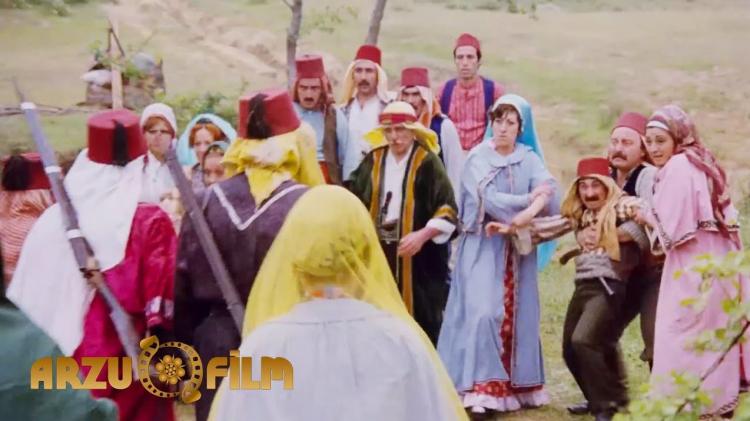 <p><strong>Seferoğulları</strong> ve <strong>Tellioğulları</strong>'nın Yeşilvadi için birbirlerine karşı verdikleri amansız mücadeleyi konu edinen efsane film aradan yıllar geçmesine rağmen tekrar tekrar izlenen ve izleyicileri güldüren yapımlar <strong>​</strong>arasında yer alıyor.</p>
