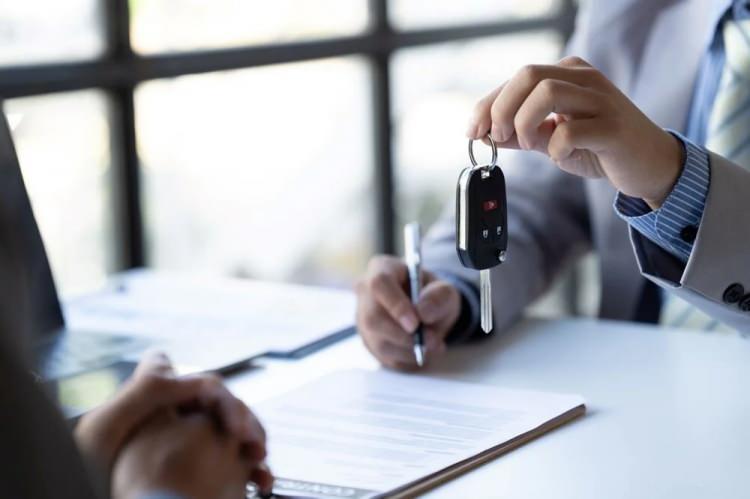 <p>Anayasa Mahkemesi kararı doğrultusunda araç satıldıktan sonraki 15 gün içinde sigorta poliçesi yaptırma imkanı kalkacak.</p>

<p>Uygulama ile trafik sigortasının araç satışının gerçekleştiği gün yapılması gerekecek. </p>
