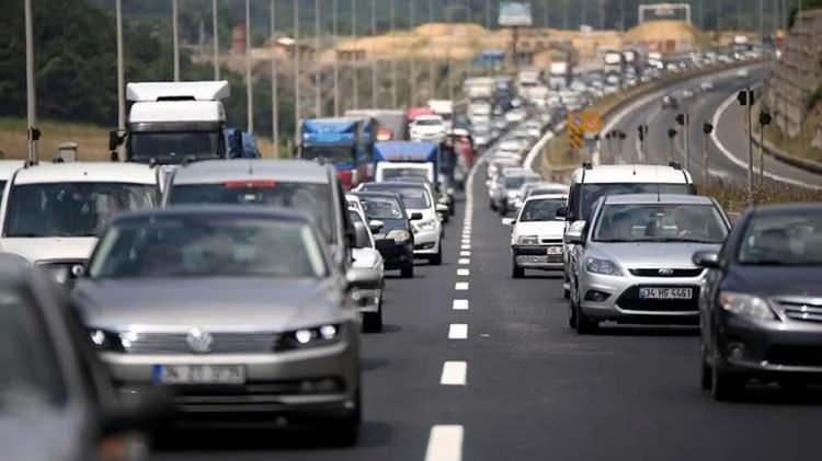 <p>Anayasa Mahkemesi (AYM), geçtiğimiz Mart ayında araç satışının ardından, zorunlu trafik sigortasının 15 gün boyunca devam etmesine ilişkin düzenlemeyi, Anayasa'ya aykırı bularak iptal etti.</p>