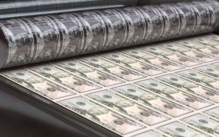 <p>100 dolar: 1996 ve 1999’da tedavüle sürülen 100 ABD doları banknotların ön yüzünde bulunan 100 sayısı, dik bakıldığında yeşil, açılı bakıldığında siyah renkte görüntü verir. 2011’deki baskıda ise 100 sayısı banknot yukarıya ve aşağıya doğru eğildiğinde bakır renginden yeşile dönüşür.</p>
