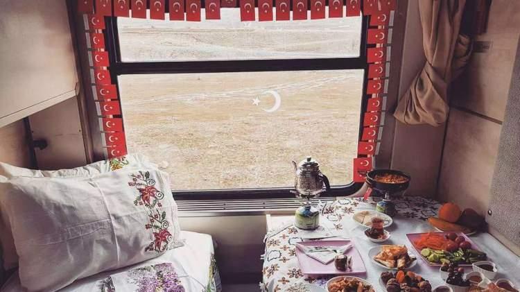 <p>Turistik Doğu Ekspresinin Ankara'dan Kars'a uzun yolculuğu <strong>ortalama 26 saat </strong>sürmektedir.</p>
