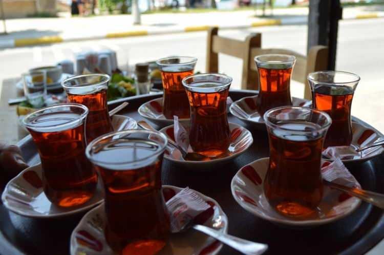 <p>Doğu Anadolu Bölgesi ve Güneydoğu Anadolu Bölgesi'deki şehirler, Türkiye'de en çok çay tüketen iller listesinin başını çekti. </p>