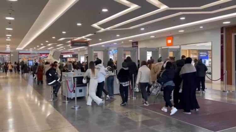 <p>Alışveriş merkezi açılış saatine kadar bekleyenler kapının açılmasıyla koşarak içeri girdi.</p>