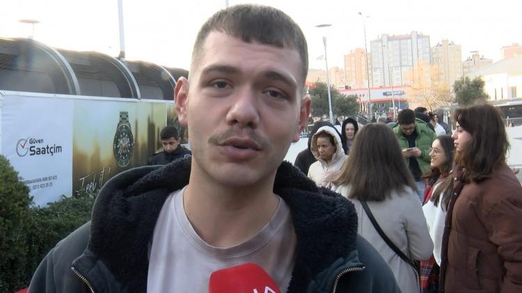 <p>Batuhan Özmen, <strong><em>"Alışveriş sırasına girdik. Kınamız olduğu için birkaç parça almam lazım. Güvenlik de söyledi sabah 07.30'dan itibaren bekleyenler olmuş. Ben yeni geldim sayılır. Fark ettiyseniz çoğunluk hep kadınlar. </em></strong></p>
<p> </p>