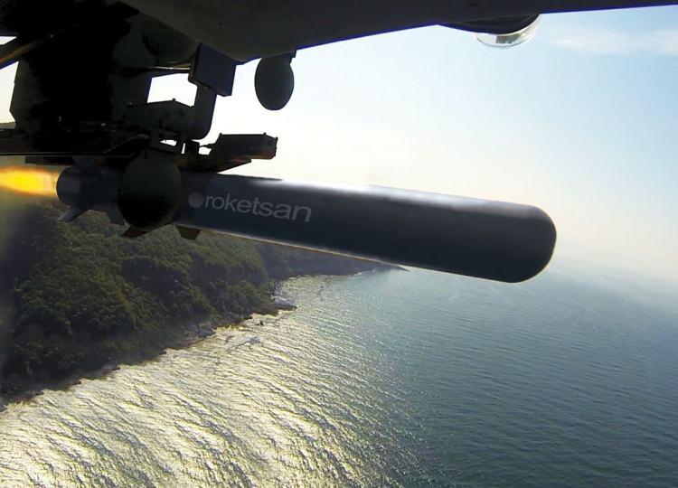 <p>Lazer Güdümlü Uzun Menzilli Tanksavar Füze Sistemi (L-UMTAS), taarruz helikopterlerinden kullanım için geliştirilmiş, hassas güdümlü tanksavar füze sistemi olarak kullanılıyor. Lazer güdüm yeteneği ve zırh delici tandem harp başlığı L-UMTAS füzesinin sabit ve hareketli hedeflere karşı etkin bir silah sistemi olmasını sağlıyor. 8 kilometre menzile sahip füze, atış öncesi veya sonrası hedefe kilitlenebiliyor.</p>
<p> </p>