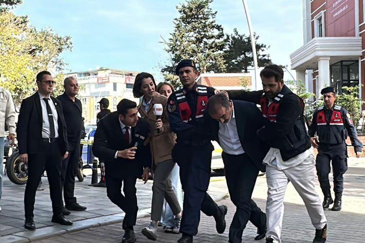<p><strong><span style="color:rgb(178, 34, 34)">'MERT'İ BANA HASTA SUNAN BİRİ OLARAK BİLİRİM'</span></strong></p>
<p>Yavuz, <strong>"Mustafa Kazan, işe işletme müdür yardımcısıyla başladı. İşletme müdürü ise boştu. Bebek sevki konusundaki bilgileri burada, tapeler önüme konulduğunda ilk kez duydum. Benim ünitemin basamakları yoğun. Bana, sana aktif hasta getiriyorum, senin ünitene hasta sevki yapıyorum diyerek biriyle görüşmedim. Ben camiamda tıbbi süreçlerimle ilerledim. Başka doktorun yerine kaşe kullanma durumunu ilk kez burada gördüm. Benim sürecimde epikrizlerin, hasta çarşaf listesinin, eksik olmadan eş zamanlı yaptırdım. Denetim geldiğinde ekiplere dosyaları hemen verdim. Gıyasettin Mert ismini ilk kez burada duydum. Mert diye birini 112’den bana hasta sunan, tıbbı süreci bana ileten biri olarak bilirim. Benim telefonum 7/24 açıktır her zaman ulaşabilirler özellikle hasta konusunda. 112 servise bile şahsi telefonumu verdim. Şafak Hastanesine bebek sevkini yapan tek kişi bendim" </strong>dedi.</p>
<p> </p>
