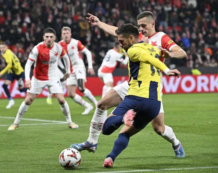 <p>Fenerbahçe'nin Slavia Prag ile Çekya'da kozlarını paylaşığı mücadele 2-1 temsilcimizin üstünlüğünde tamamlandı.<br />
 </p>
