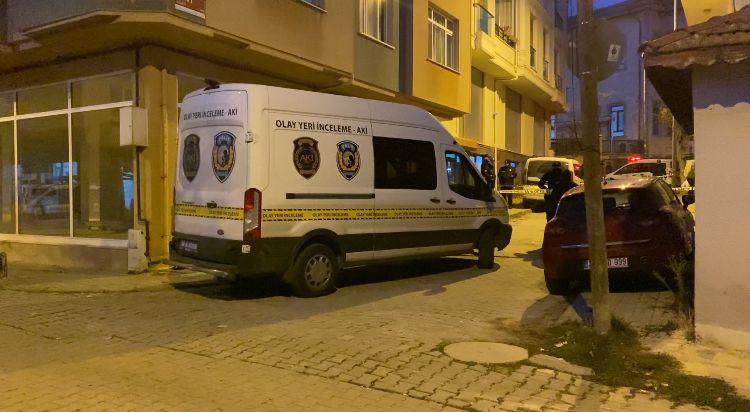 <p>Öte yandan polisin olayla ilgili soruşturması çok yönlü olarak devam ediyor. Şüphelini akrabaları ile yapılan görüşmelerde olayın neden gerçekleştirildiği öğrenilemezken Bahtiyar Aladağ'ın uyuşturucu bağımlısı olduğu öne sürüldü.</p>
