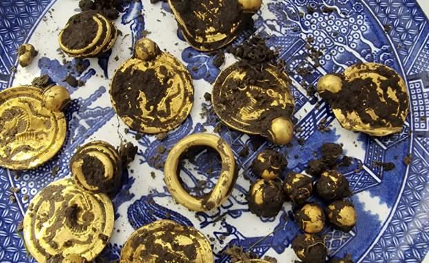 <p>Arkeologlar bu buluntunun Norveç'te 1800'lerden sonra bulunan ilk büyük altın hazinesi olduğunu belirtti. Bu eşyaların, dönemin en güçlü figürleri tarafından giyilmiş olabileceği düşünülüyor ve altınlar, bir dönemin zorluklarına karşı bir tür tanrıya sunulmuş teklif olarak da yorumlanıyor</p>