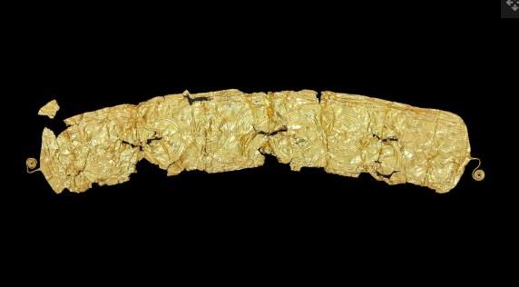 <p>Bu kuşak, dönemin zenginlik ve statüsünü simgeliyor ve uzmanlar tarafından oldukça değerli bir arkeolojik buluntu olarak kabul ediliyor. Kuşağın detaylı işçiliği, dönemin zanaatkarlarının yüksek becerisini gösteriyor</p>

