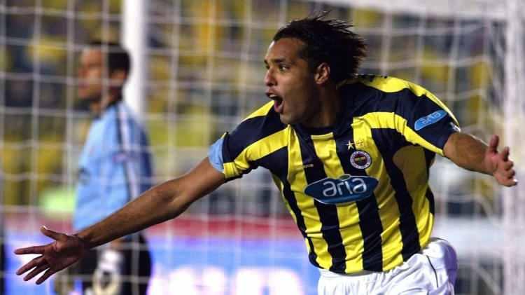 <p>16. Pierre van Hooijdonk<br />
<br />
Hollandalı golcü, Fenerbahçe’ye transferiyle büyük etki yarattı.</p>