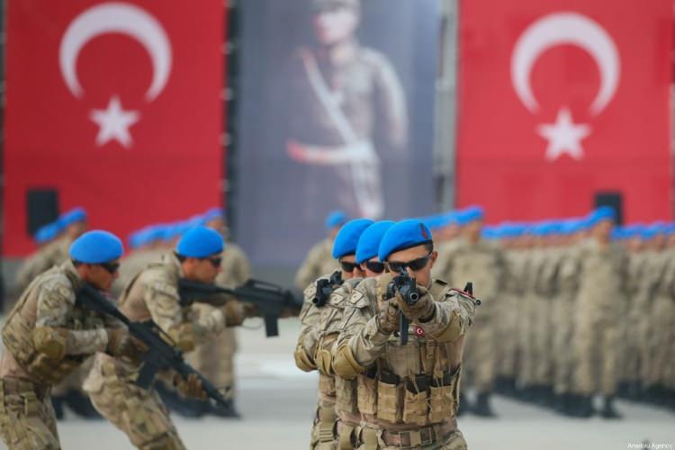 <p><span style="color:#B22222"><strong>5) TÜRKİYE</strong></span></p>
<p> </p>
<p>Türkiye, güçlü kara kuvvetleri, insansız hava araçları (İHA), hava savunma sistemleri ve gelişen savunma sanayi ile Orta Doğu'daki en güçlü askeri güçlerden biri olmaya devam edecek. NATO üyeliği ve bölgesel ittifaklarla etkisini artıracak.</p>