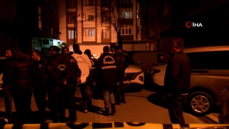 <p><strong>"İstanbul Emniyet Müdürlüğünce, 01.12.2024 tarihinde Esenyurt ilçesi Yalıkent Mahallesi'nde bulunan bir adreste cinsel istismar şüphelisi bir şahsın bulunduğu tespit edilmiştir. Şahsın yakalanması amacıyla adrese geçildiğinde, şüpheli M.Ö. (22) isimli şahıs tarafından görevli polislere ateş açılmış, N.Y. isimli polis memuru açılan ateş sonucu yaralanmış, yaralı olarak hastaneye intikali sağlanmış, özel harekat unsurlarınca M.Ö. isimli şüphelinin yakalanmasına yönelik adrese operasyon gerçekleştirilmiştir. Özel harekat unsurlarınca adrese girildiği esnada, İ.S.Y. (14) isimli erkek çocuğun kafasına şüpheli şahıs tarafından ateş edilerek çocuk yaralanmış, ardından şüpheli şahıs kendi kafasına da ateş ederek intihara teşebbüs etmiş, görevlilerce durum kontrol altına alınarak şüpheli şahıs ile erkek çocuğun hastaneye intikali sağlanmış, hayati tehlikelerinin devam ettiği anlaşılmıştır. Şüpheli M.Ö. isimli şahsın kayıtları incelendiğinde, 1 adet ruh ve sinir hastalıkları hastane kaydı olduğu tespit edilmiş, adreste yapılan aramada 1 adet ruhsatsız tabanca ile 1 adet kurusıkı tabanca ele geçirilmiştir. Konu ile ilgili yürütülen tahkikat işlemleri devam etmektedir. Kamuoyunun bilgisine sunulur."</strong> </p>
