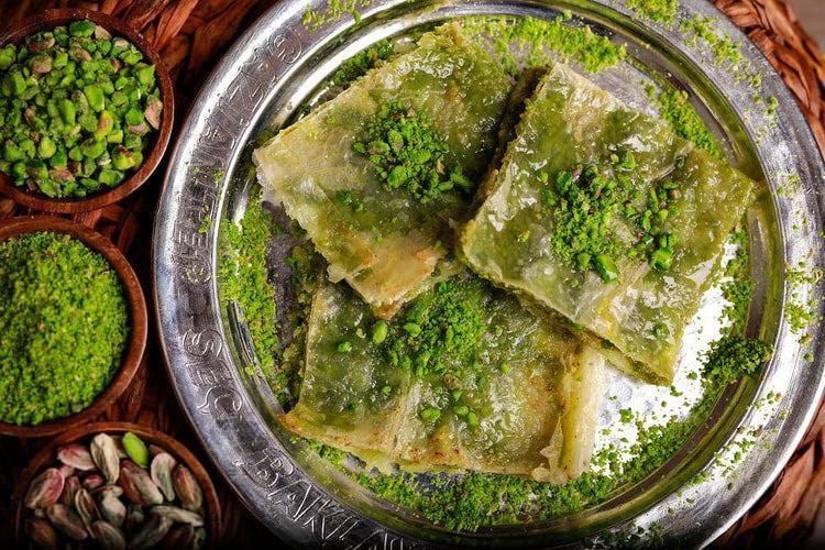 <p><span style="color:#FF0000"><strong>16- KATMER</strong></span></p>

<p><span style="color:#000000"><strong>Türkiye'nin gastronomi başkenti Gaziantep'in efsanevi lezzetlerinden biri olan Katmer, çıtır çıtır hamuru ve damak çatlatan tadıyla listenin 16'ncı sırasında.</strong></span></p>
