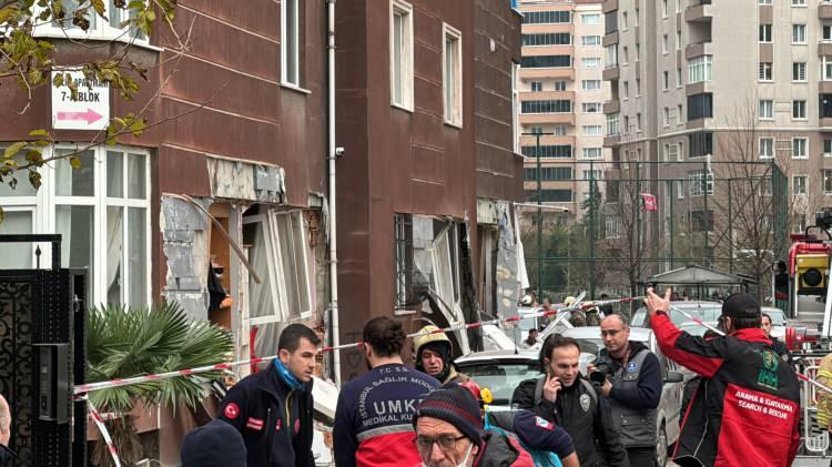 <p>İstanbul'un Beylikdüzü ilçesinde 14 katlı binanın giriş katındaki dairede doğalgazdan kaynaklı olduğu değerlendirilen patlama meydana geldi. Bölgeye çok sayıda ekip sevk edilirken, patlamada 1 kişi hayatını kaybetti, 3 kişi yaralandı.</p>
