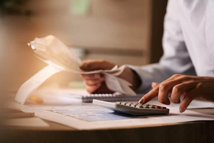 <p>Yapılacak bu zam Ocak 2025'teki maaşlara yansıyacağı için ocak ayında açıklanacak olan aralık ayı enflasyonuyla birlikte 6 aylık oranında birikimli olarak hesaplanacak.</p>

<p> </p>
