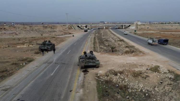 <p>Muhalifler, rejime karşı kendi tanklarıyla savaşacaklarını belirterek, “Şuan Hama bölgesinde tüm yerleri kontrol altına aldık. Gördüğünüz gibi bu tankları da Esad rejiminden ganimet olarak aldık.</p>