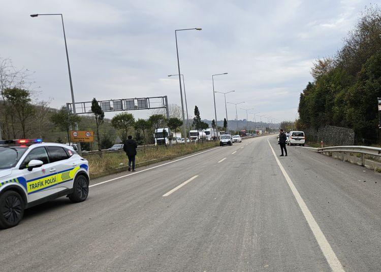 <p>Ekiplerin müdahalesiyle kontrol altına alınan yangın sırasında yoğun dumanlar gökyüzünü kaplarken, soğutma çalışmaları sonrası durdurulan araç trafiğinde çevre yolunda uzun kuyruklar oluştu.</p>
