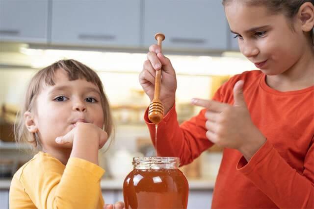 <p>Manuka balının faydaları, sadece <strong>bağışıklık sistemini güçlendirmekle kalmaz</strong>, aynı zamanda <strong>cilt sağlığından sindirim sistemine kadar birçok alanda şifa</strong> sunar.</p>
