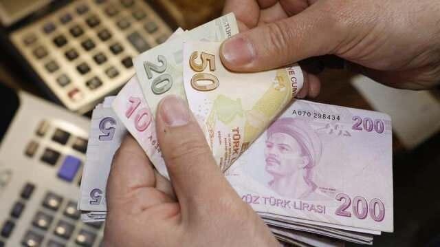 <p>SGK ve Bağ-Kur emeklileri şimdiden yüzde 14,57'lik zam farkını elde etmiş oldu.</p>
<p>Memurların maaşlarına yansıyacak olan enflasyon farkı ise yüzde 4,15 olarak açıklandı.</p>