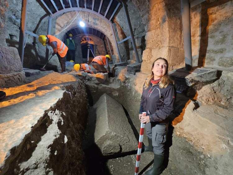 <p>TÜM dünyanın 'Noel Baba' olarak tanıdığı, Antalya Patara'da doğan ve bugünkü Demre'nin kurulu olduğu Myra'da ölen Aziz Nikolaos'un adını taşıyan kilise alanındaki 2 katlı yapı içinde lahit bulundu. </p>

<p>Henüz kapak kısmı açığa çıkarılan ve Aziz Nikolaos'a ait olabileceği değerlendirilen lahit heyecan yarattı. Kazı Başkanı Doç. Dr. Ebru Fatma Fındık, “Aziz Nikolaos'un bugüne kadar mezar yeriyle ilgili tartışmalar hala devam ederken, biz bu lahit sayesinde şunu önerebiliyoruz; Gerçekten Aziz, Myra Kenti'nin kutsal temenosuna, yani nekropol alanının yakınına bir yere gömülmüştür" dedi.</p>
