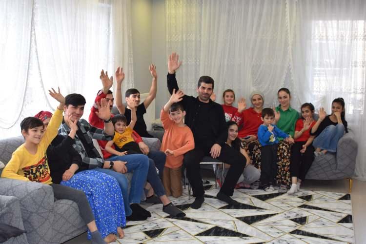 <p>Kıv, insanların 14 çocuğa şaşırdıklarını söyleyerek, “Çoğu insan bu duruma çok şaşırıyor. Bazıları, ‘Kalabalıktan zarar gelmez’ diyor. Sokakta biri, bir arkadaşım ya da dostum büyük oğlumu görüp, ‘Bu senin kardeşin mi’ diye sorunca bir tuhaf oluyorum. Böyle anlarda hislerim değişiyor. Kalabalık olduğumuz için ev sahipleriyle anlaşamıyoruz ve 3 ev değiştirmek zorunda kaldık. Bir süre önce evden çıkarıldık, kalabalık olduğumuz için. Kimseye bir rahatsızlığımız olmamasına rağmen ev sahibimiz, ‘Kalabalıksın, evimde durmayacaksın’ diyerek bizi çıkardı. '10 bin lira versen de kabul etmem' dedi. Geçiniyorum çok şükür, kimseye muhtaç değilim ama bir evim olsa ve biraz destek alabilsem, benim için daha iyi olur. Ev alma imkanım yok, kirada da çok zorlanıyorum. Bana destek olacak birileri çıkarsa ne mutlu bana. Seçim sırasında, kendi köylümüz aday diye kendimi Kumru ilçesine kaydırmıştım. Daha sonra bu yüzden aldığım yardımlar kesildi. Fatura ve elektrik yardımları yapılmaz oldu. Başvuru yapıyorum ama sonuç alamıyorum. Eğer birileri yardım ederse seviniriz, etmezlerse de ne yapalım” diye konuştu.</p>
