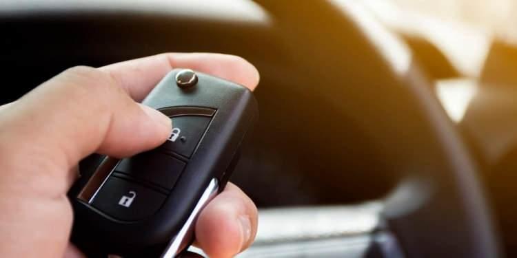 <p>Ekspertize gelen otomobillerde de kaza sonrası patlayan hava yastığının sarılarak tekrar yerine konmasını, çıkarılan hava yastıklarının farklı marka ve modellere takılmaya çalışılmasını, elektronik sistemlerin manipüle edilerek hava yastığının çalışıyor gibi gösterilmesini artık <strong>‘sıradanlaşan</strong>’ meseleler olarak yorumluyor Ünaldı.</p>