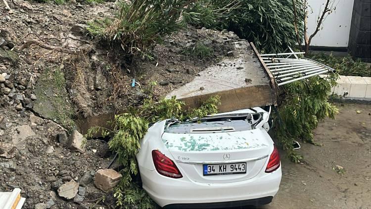 <p>Duvarın çökmesiyle birlikte kayan toprak parçaları ve devrilen ağaçlar nedeniyle sitedeki 3 katlı bir apartmanın birinci katı zarar gördü, park halindeki başka bir otomobilin ise ön tekerleri askıda kaldı. </p>
