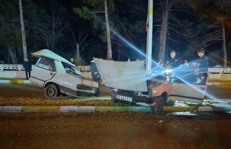 <p>Edirne’nin Uzunköprü ilçesinde aydınlatma direğine çarpan otomobilin ikiye bölünmesinin ardından sürücü Ö.Ç. (34) ve yanındaki Ö.D. (20) ağır yaralandı.</p>

<p> </p>
