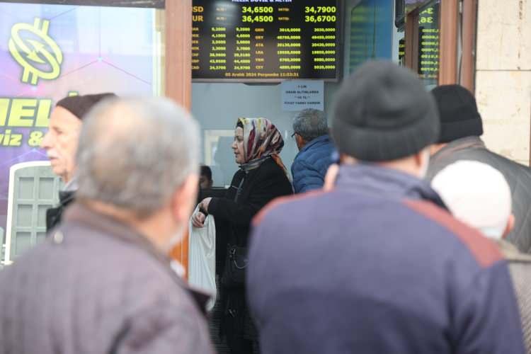 <p>“Yatırımcı artık dolar almaktan endişe ediyor, korkuyor, böyle olunca da altına bir yönelme oldu.</p>
<p> </p>