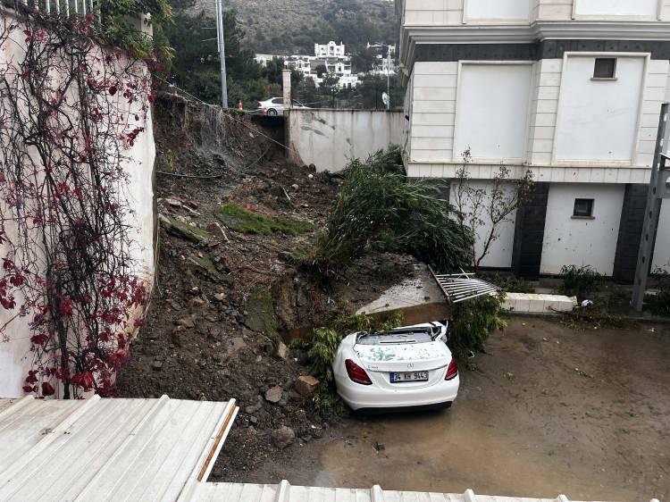 <p>Muğla'nın Bodrum ilçesinde sağanak nedeniyle bir sitenin istinat duvarı çöktü. Bölgede büyük panik oluştu. </p>
