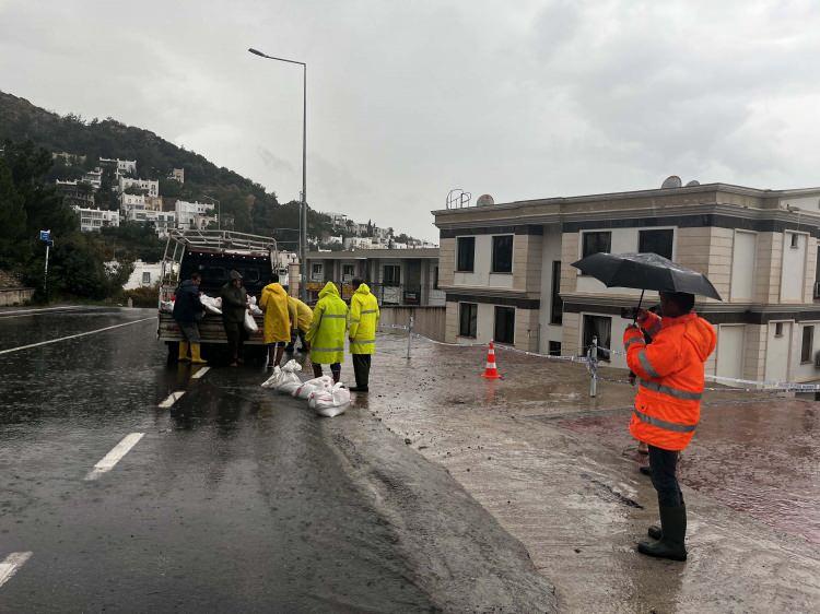 <p>İhbarla bölgeye zabıta ekipleri sevk edildi. Bölge şeritle kapatılırken, ekipler inceleme başlatıldı. </p>
