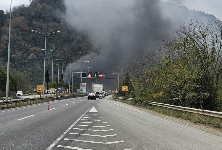 <p>Yangın, Çevre Yolu Yunus Emre Tüneli Samsun istikametinde meydana geldi. </p>
