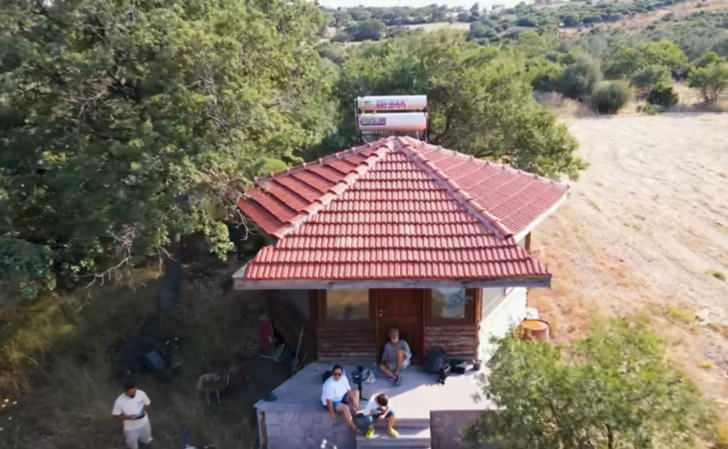 <p><strong>"LÜKS YAŞIYORUM"</strong></p>
