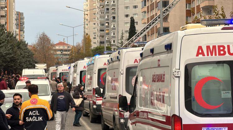 <p>Ekipler, sokaktaki elektrik ve doğal gaz akışını kesti.</p>

<p>Binada çalışma başlatan itfaiye ekiplerince yaralı olarak kurtarılan kişiler, sağlık ekiplerince olay yerinde yapılan ilk müdahalenin ardından ambulansla hastaneye kaldırıldı.</p>
