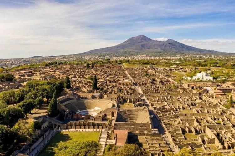 <p>MS 79 yılında, Vezüv Yanardağı'nın patlaması İtalya’nın Pompeii ve Herculaneum kentlerini yerle bir etti. Lavların ve volkanik küllerin altında kalan Herculaneum'da, bugün “Herculaneum Parşömenleri” olarak bilinen yaklaşık bin 800 papirüs tomarı bulundu.</p>

<p> </p>
