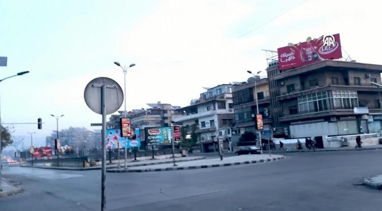 <p>Silahlı muhalif gruplar uzun bir mücadeleye girerken, rejim uluslararası baskılara rağmen sorunun diplomasi ve barışçıl yollardan çözümüne yanaşmadı.</p>

<p><span style="color:#B22222"><em><strong>Ülkede birçok noktayı kaybettiler</strong></em></span></p>

<p>Suriye'de 27 Kasım'da yoğunlaşan çatışmaların ardından ülkede Halep, İdlib, Hama'dan başlayarak pek çok bölgede kontrolü kaybetti.</p>
