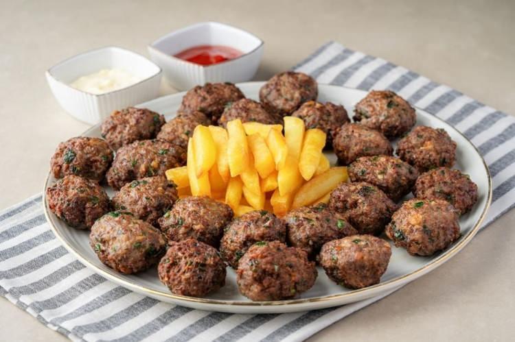 <p>Bakanlığın yayımladığı son listeye bir köfteci daha girdi.</p>

<p>İzmir'de bulunan köftecinin köftesinde et kıyması dışında bir ürün tespit edildi.</p>
