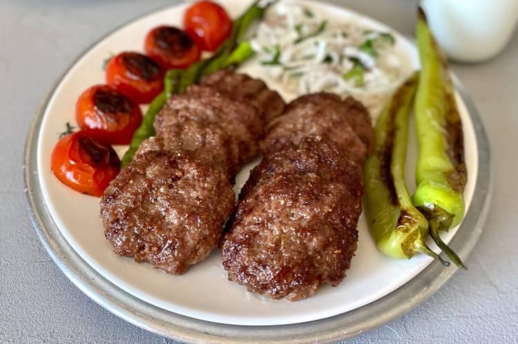 <p>Listeye göre zeytinyağında yine tohum yağları, et dönerde deri dokusu ve kanatlı eti, haşlanmış köftede ise soya tespit edildi. Bitkisel yağda ise "gıdada kullanımına izin verilmeyen boya" çıktı.</p>
<p> </p>