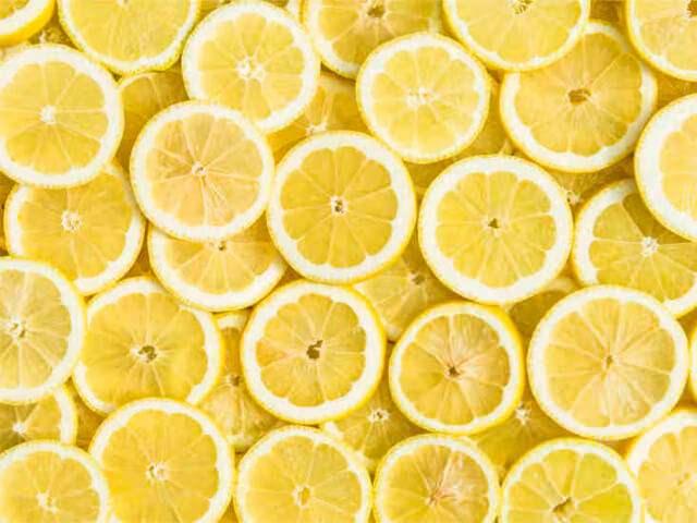 <p><strong>3- Limon</strong></p>
<p><strong>Limon</strong>, böbrek taşlarını küçültmeye yardımcı olan <strong>sitrik asit</strong> içerir. Düzenli olarak <strong>limon suyu</strong> tüketmek, böbreklerinizi temizler ve zararlı maddelerin atılmasına yardımcı olur. <strong>Limonun antibakteriyel özellikleri</strong> de idrar yolu sağlığını destekler.</p>