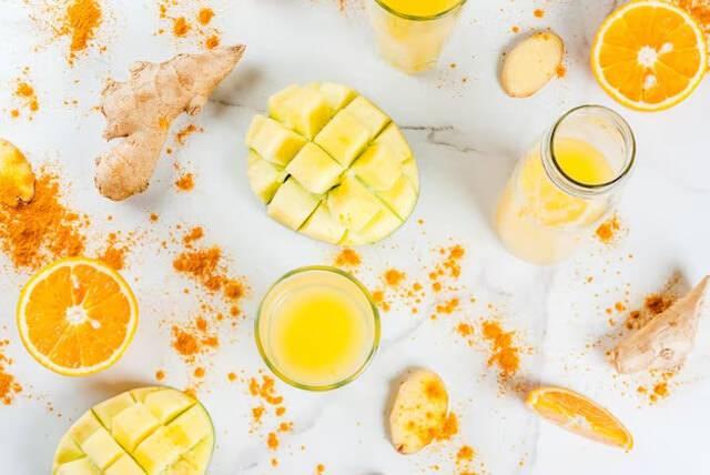 <p><strong><em>Malzemeler:</em></strong></p>

<p>- 2 adet <strong>portakal</strong><br />
- 1 adet <strong>mango</strong><br />
- Yarım <strong>limon</strong><br />
- 1 yemek kaşığı <strong>zerdeçal</strong><br />
- 1 yemek kaşığı <strong>zencefil</strong> (taze veya toz)<br />
- 1 bardak <strong>su</strong></p>
