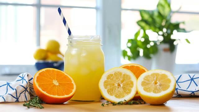 <p><strong>- Portakal ve Limon Suyu:</strong> Portakalları ve limonu sıkarak <strong>taze meyve suyu</strong> elde edin.</p>