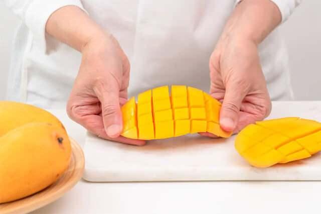 <p><strong>- Mango Hazırlığı:</strong> <strong>Mangoyu</strong> soyup küçük parçalara ayırın.</p>