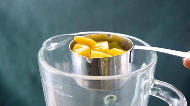 <p><strong>- Blenderda Karıştırın:</strong> Sıkılmış <strong>portakal</strong> ve <strong>limon suyu</strong>nu, doğranmış <strong>mango</strong> parçalarıyla birlikte bir blendera ekleyin. <strong>Zerdeçal</strong> ve <strong>zencefili</strong> de ekleyin.</p>