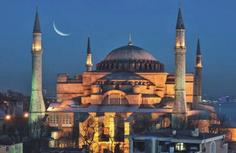 <p>Güleç, ilk olarak minarenin malzeme problemi ile ilgili şerefe ve şerefe altına kadar sökülmesine karar verdiklerini belirterek, "Bu söküm işlemi yapıldıktan sonra minare örgüsünde zıvanalar olmadığı için, özellikle Zeynep Ahunbay hocamız sökümün devam etmesini, zıvana olup olmadığının kontrol edilmesini istedi. Birkaç sıra daha söktükten sonra bu minarenin zıvanasız, çift kenetli yapıldığı anlaşıldı ve burada söküm işi durdurularak, artık koruma bu haliyle nasıl yapılır, onun üzerine projeler hazırlandı. Proje onayından sonra koruma uygulaması, minarenin tekrar ayağa kaldırılması süreci devam edecek." dedi.</p>
