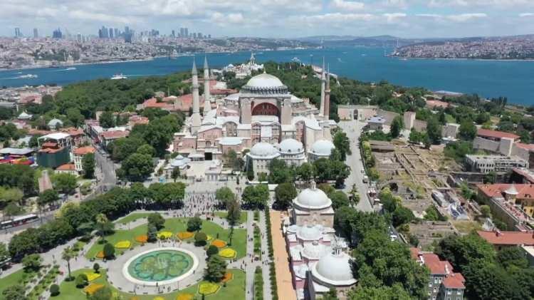 <p><strong> Ayasofya'nın Bundan sonraki süreçte Ayasofya'nın kubbesinin üstten ihya edileceğine dikkati çeken Güleç, şunları kaydetti:</strong></p>
<p> </p>