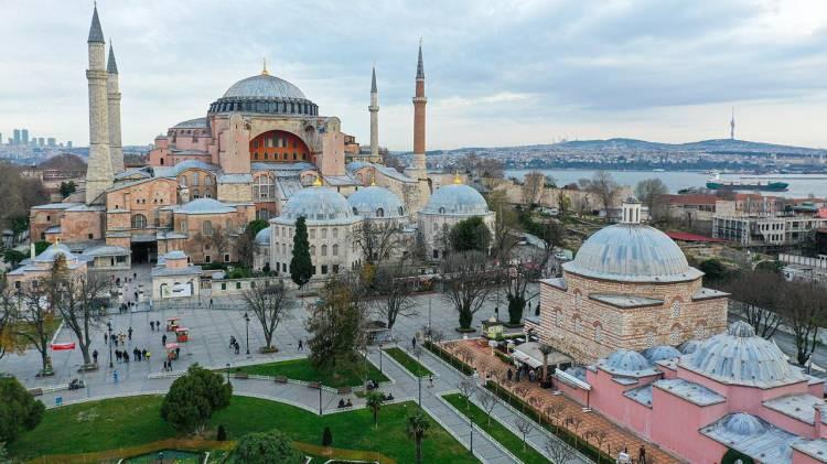 <p>"Kubbenin alt tarafı mozaik, oralardan statik olarak müdahale etmek çok zor. Onun için üst kısımdan müdahaleler yapılacak ve kubbe sağlıklı hale getirilecek. Bununla ilgili çalışmalar, projelendirmeler de hemen hemen tamamlandı. Onaydan sonra üst kısma kubbeyi koruyucu bir çatı düşünülüyor. O da büyük bir uygulama olacak. Hesaplamaları şu anda yapılıyor. Böylece kubbeyi açtığımız zaman çevre koşullarından yağmurdan, kardan, sudan etkilenmeden uygulamalar yapılabilecek. Bu çalışmanın da mart, nisan gibi olacağını düşünüyoruz."</p>
<p> </p>