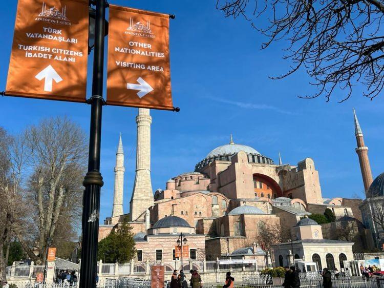 <p>Ana kubbe ve üst örtü çalışmaları hakkında</p>
<p> </p>
<p>Ayasofya-i Kebir Cami-i Şerifi'nde yapılan iş programında yapının üst örtü çalışmalarının ana kubbeden başlanarak alt kotlara inmesi planlanıyor. Bu kapsamda ana kubbenin kurşun örtüsünden ve altında bulunan tabakalarda tespit çalışmaları yapıldı.</p>